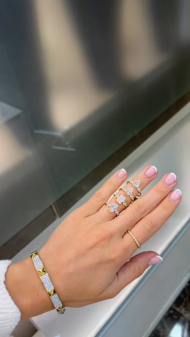 A gift to yourself as a woman. A profound expression of appreciation and personal celebration. This the time to acknowledge your worth. Serving as a constant reminder of inner strength and resilience. #diamondring #ringantwerp #solitaireantwerp #labgrownantwerp #labgrownantwerpen