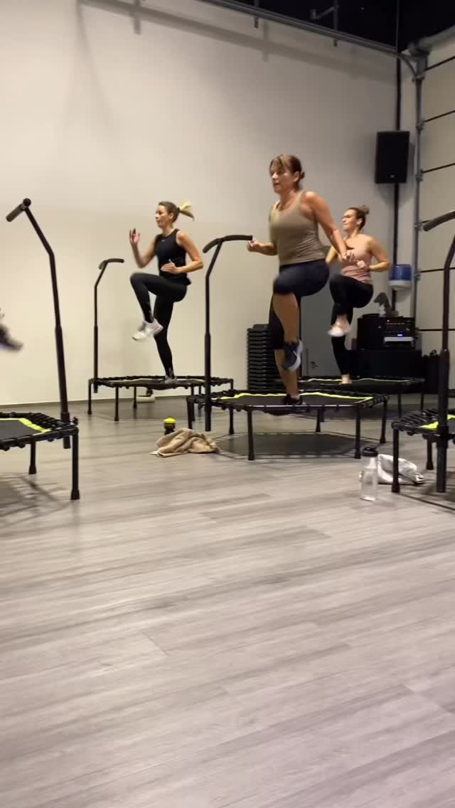 Jump. Sweat. Smile. 🔥
Jumping Power mit Monika – gute Laune & ordentlich Puls garantiert! 💪🎶
#bodyperformance #bodyperformancestudio #bodyperformanceleibnitz #xundmacher #diexundmacher