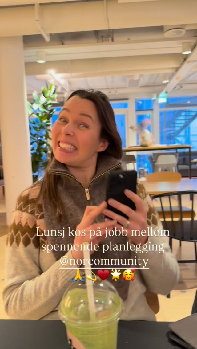 Noen ganger møter du et øyeblikk som minner deg på at livet faktisk har beveget seg 💫
I dag ble jeg tatt ut av planleggingen av Nor Awards.
Ikke fordi jeg ikke ønsker å bidra –
men fordi jeg nå kan bli nominert selv 🤭🙏💫♥️✨📚
Og da må rollene holdes tydelige.
Det er litt spesielt å stå i dette øyeblikket,
med flere hatter på samtidig:
👩💼 ansatt
📈 aksjonær
✍️ forfatter
Det som før var én rolle, har blitt flere.
Og det som startet som et vanlig møte,
ble et stille “oi” i kroppen.
Jeg kjenner på takknemlighet.
På ydmykhet.
Og på respekt for strukturene som er der for å ivareta rettferdighet og integritet.
Dette er ikke et mål jeg har jaget.
Men et steg som har vokst frem –
gjennom arbeid, valg, sårbarhet og mot.
Jeg står støtt i det.
Jeg har mine faste oppgaver og gleder meg til alt som kommer 💫🥰
Når har du selv kjent at livet har tatt deg litt lenger enn du først våget å tro?
#NorAwards2026
#forfatterliv
#flerehatter
#bokreise
#fratraumertildrømmer
takknemlighet
integritet
livsreise
drømmerblirvirkelighet
sannhetfrahjertet
hedvigsveum, Norcommunity