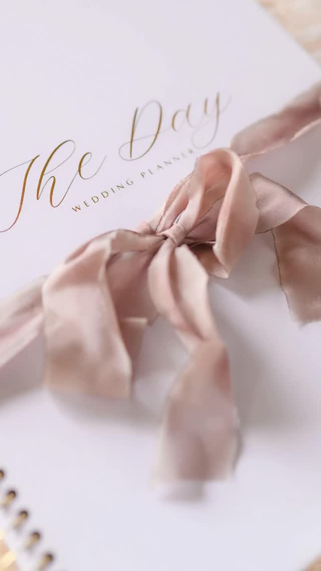 If you know someone who got engaged recently or over the holidays, we have just the perfect gift, everything a newly engaged could dream of 🎀