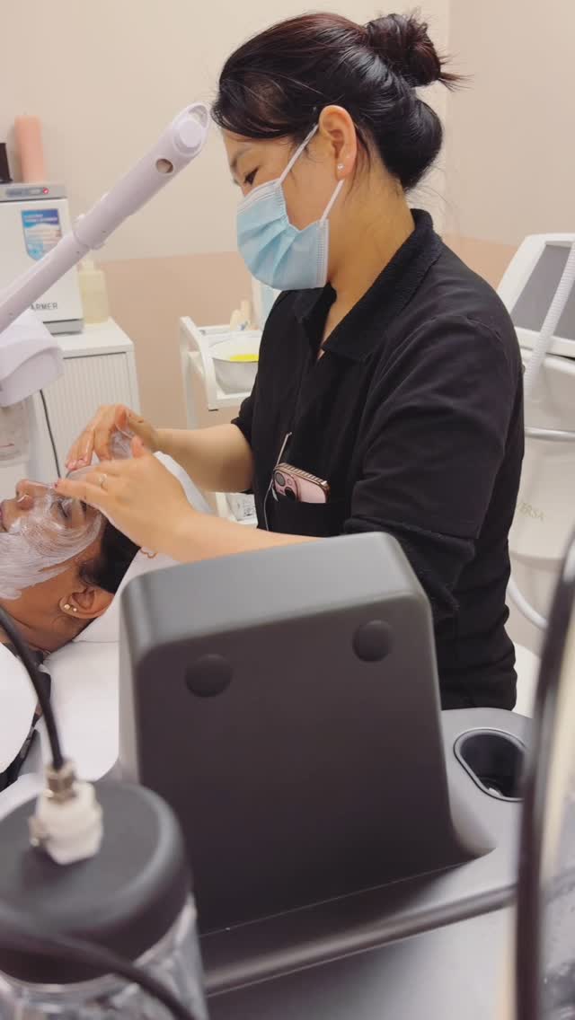 💁♀️How long since you had super duper face deep clean 🤩🤩
Deep clean, follow with unclogging pores and black heads removal with Venus glow machine, mask and LED therapy $190!
👩💻Book online www.Fabulashbrows.co.nz
#deepcleanfacial #venusglow #venusconcept #nz #wellington #skinrepairs