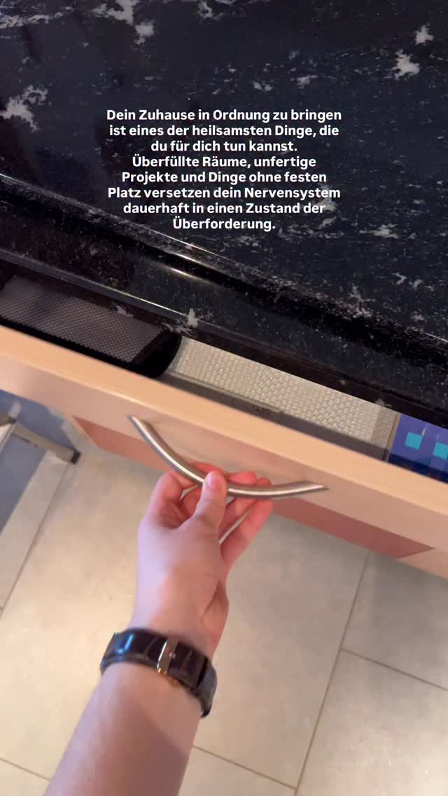 Chaos im Aussen bedeutet Dauerstress im Innen.
Ordnung beruhigt nicht nur dein Zuhause, sondern auch dich.💫
.
.
.
.
.
.
home organizing
decluttering
familienalltag
ordnungssysteme
ordnung schaffen
schweiz
aufräumhilfe
#thun #bern #aufräumen #organisieren #loslassen #minimalismus #struktur #kleiderschrank #thehomeedit #mariekondo #ordnungstipps