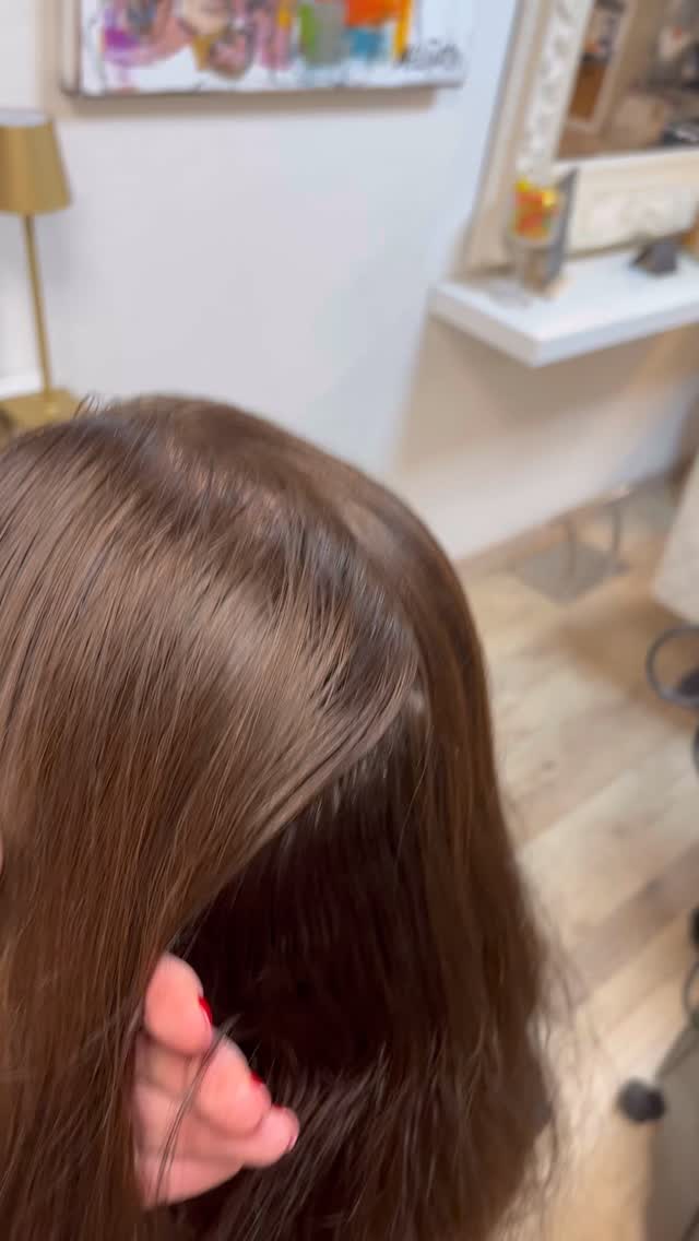 Sie hat ihre Länge vermisst.
Hallo ihr lieben
Diese Kundin kam zu mir, weil sie sich in ihren Haaren nicht mehr wiedergefunden hat.
Sie hatte ihr Leben lang lange Haare – dann kam Haarausfall und ein Friseurbesuch, bei dem ihre Haare einfach abgeschnitten wurden.
Sie hat nicht nur die Länge vermisst sondern ihr Haargefühl.
Und auch ihre Haarfarbe: zu dunkel, nicht mehr passend.
Bei Bel Hair in Küsnacht (Zürich) arbeiten wir Schritt für Schritt – sicher, schonend und präzise:
✨ sanfte Aufhellung / Farbkorrektur
✨ Haarverlängerung mit @greatlengths (Ultraschalltechnik)
✨ natürliche Übergänge, die man nicht sieht aber fühlt
Das Ergebnis: heller, weicher, länger und wieder sie selbst.
✨ Deine Veränderung beginnt hier.
Wenn du auch eine Haarverlängerung, Extensions oder eine Farbkorrektur in Zürich/Küsnacht möchtest:
👉 Melde dich für deine persönliche Beratung
📍 Bel Hair
Rosenstrasse 6
8700 Küsnacht
#belhairküsnacht #küsnacht #zürich#haarextensions haarverlängerung haarverdichtung extensionszürich greatlengths ultraschallextensions farbkorrektur aufhellung hairtransformation healthyhairjourney zürichbeauty hairstylistzüric