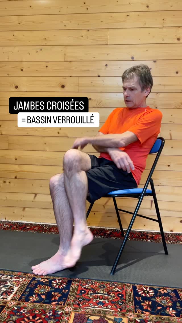 Vous passez beaucoup de temps assis ? �Vos hanches vous disent merci de lire ceci. 👇�
Dans cette vidéo, nous pointons du doigt une habitude qui semble anodine mais qui « affame » littéralement vos articulations : croiser les jambes.
Pourquoi est-ce problématique ? �En croisant les jambes, vous forcez votre bassin en rétroversion. �Résultat : �❌ Le bas du dos se tasse.
❌ La tête du fémur vient buter contre l’articulation.
❌ Les muscles profonds s’affaiblissent.
La solution « Yogathérapie » au bureau :
1️⃣ Asseyez-vous au bord de votre siège (ne cherchez plus le dossier).
2️⃣ Ouvrez les genoux pour laisser votre bassin « passer » entre vos fémurs.
3️⃣ Retrouvez votre antéversion naturelle pour libérer le pli de l’aine.
⚠️ Note importante : Ces conseils visent à améliorer votre confort postural. Si vous ressentez des douleurs persistantes, un avis médical reste indispensable pour évaluer l’état de vos articulations.
👉 Pour comprendre toute la science derrière ce placement, lisez notre dernier article de blog ! Notez BASSIN en commentaire 🔗�
#Yogatherapie #Posturo #Hanches #MalDeDos #CathetSergeYoga