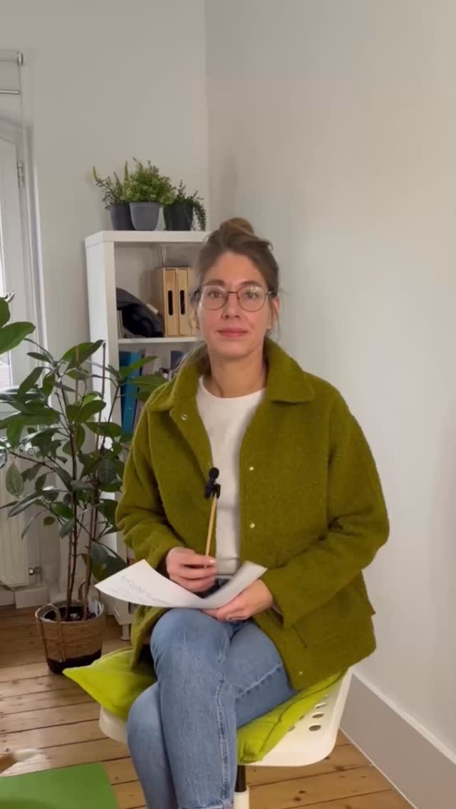 Wir Frauen mit ADHS sammeln im Laufe unseres Lebens unzählige Hacks, Tools und Methoden.
Timer, Apps, Routinen, Belohnungssysteme, Morgenrituale.
Und ja – all das kann helfen. Manchmal sogar sehr.
Was Hacks aber nicht sind:
langfristige Lösungen.
Sie sind Moment-Bewältigung, passend für bestimmte Zustände, Phasen und Lebenslagen.
Und hier passiert oft etwas Entscheidendes:
Wenn ein Hack plötzlich nicht mehr funktioniert,
fragen wir zuerst:
„Was mache ich falsch?“
statt:
„Was hätte in dieser Situation besser gepasst?“
Denn ein ADHS-Gehirn funktioniert nicht gradlinig.
Es ist zustandsabhängig.
Es reagiert auf Hormone, Stress, Schlaf, Überforderung, Sicherheit, Sinn.
Deshalb braucht es kein fixes System,
sondern ein dynamisches Skillset:
ein bewegliches Repertoire an Strategien,
das du immer wieder neu auf dein aktuelles Leben abstimmst.
Manche Hacks tragen dich heute.
Nächste Woche vielleicht nicht mehr.
Das ist kein Scheitern – das ist leben mit ADHS.
Ein Bild dafür:
Ein Outfit kann dich durch einen Tag tragen.
Aber ein Sommerkleid funktioniert nicht im Schneesturm.
💬 Welche Hacks haben bei dir früher funktioniert – und heute nicht mehr?
Schreib es in die Kommentare. Genau da beginnt dein dynamisches Skillset.
Herzliche Grüße,
Anja
PS:
👉 Wenn du kein fixes System mehr willst, sondern ein lebendiges,
ist mein 12-Wochen-Programm wahrscheinlich genau das Richtige für Dich :)
Link in Bio. ✨ #adhscoaching #adhsbeifrauen #adhserwachsene #adhsleben #adhsalltag