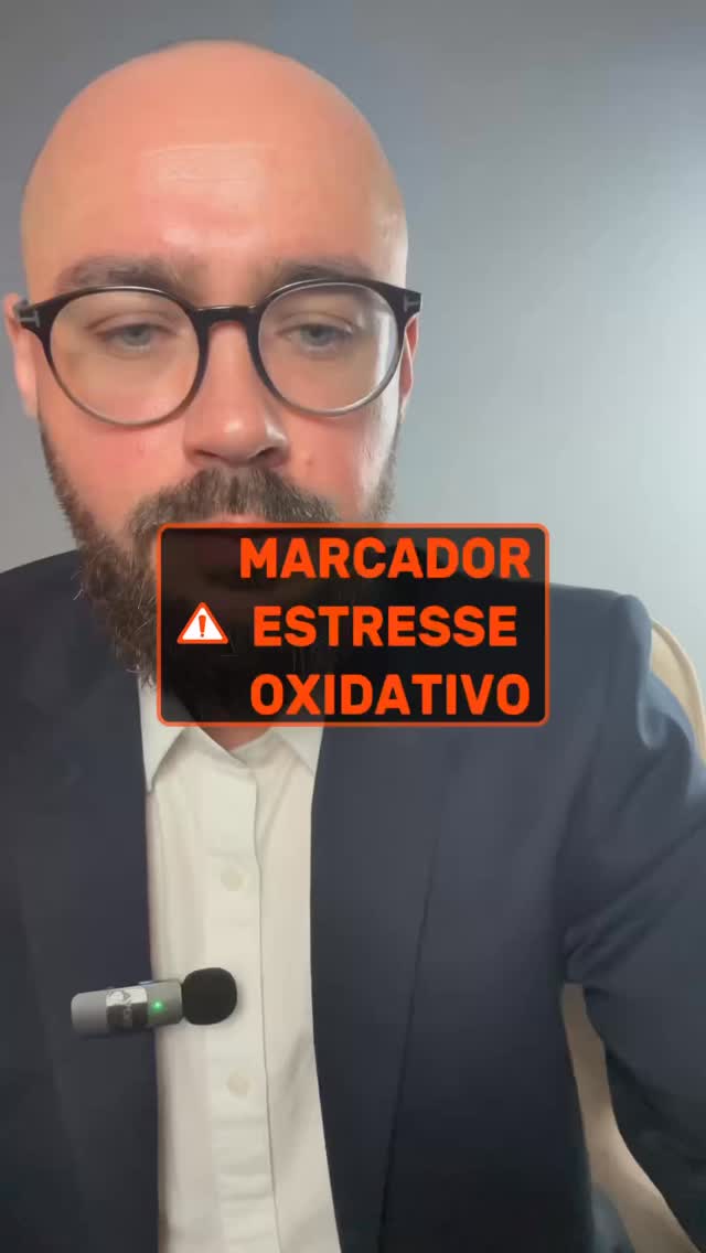 🧬 Um marcador pode revelar quando o estresse oxidativo está passando do limite.
O 8-hidroxi-2’-desoxiguanosina (8-OHdG) é um dos principais marcadores de dano oxidativo ao DNA.
Ele se forma quando espécies reativas de oxigênio oxidam a guanina, uma das bases do nosso DNA.
Quando isso acontece, é um sinal claro de que o sistema antioxidante não está conseguindo conter a inflamação.
👉 Na prática, esse marcador nos obriga a olhar para vários pontos ao mesmo tempo:
– vias antioxidantes, especialmente glutationa
– função mitocondrial
– estilo de vida: alimentação, sedentarismo, tabagismo, álcool, estresse
– carga inflamatória global do organismo
📊 Pela metabolômica, conseguimos identificar esse marcador e entender por que ele está elevado, antes de pensar em como reduzi-lo.
🧬 Além disso, a genética pode mostrar:
– tendência a menor absorção de vitaminas antioxidantes (C, E)
– maior suscetibilidade a instabilidade genômica
⚠️ Importante:
o 8-OHdG é um sinal amarelo, não vermelho.
Ele não significa câncer, nem está presente em todos os tumores.
Mas está associado a maior risco de mutações e a doenças crônicas como:
– diabetes tipo 2
– Alzheimer
– Parkinson
– processos inflamatórios crônicos
👉 É um aviso do corpo dizendo:
“algo no meu metabolismo precisa ser revisto”.
🧠 Quanto antes identificamos o estresse oxidativo, maior a chance de corrigir a rota e reduzir riscos futuros