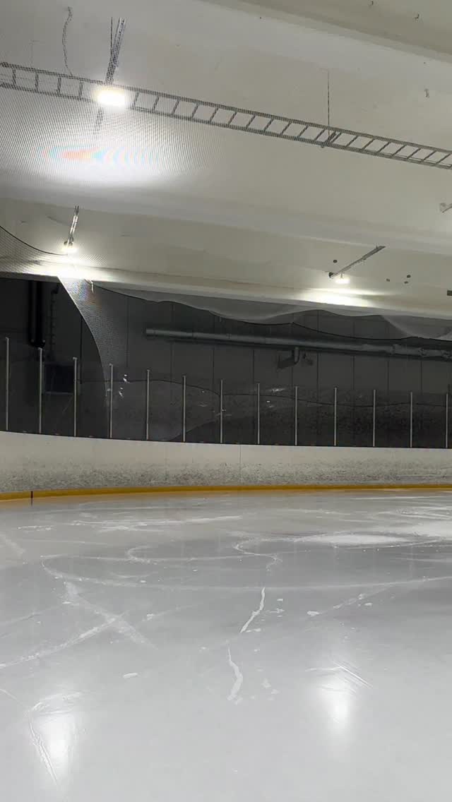 Luistelu 🩷🥹
Oon laittanut tän vuoden tavoitteeksi oppia kyykkypiruetin! Lisäks haluaisin opetella luistelemaan jääkiekkoluistimilla! 🏒
Nyt jos kerran viikkoon VÄHINTÄÄN pääsee jäille, niin eiköhän ne ens jouluna mene?🤔🤭
Joko oot käynyt ulkojäillä? 😍⛸️
#luistelu #jääkiekko #figureskating #piruetti #taitoluistelu