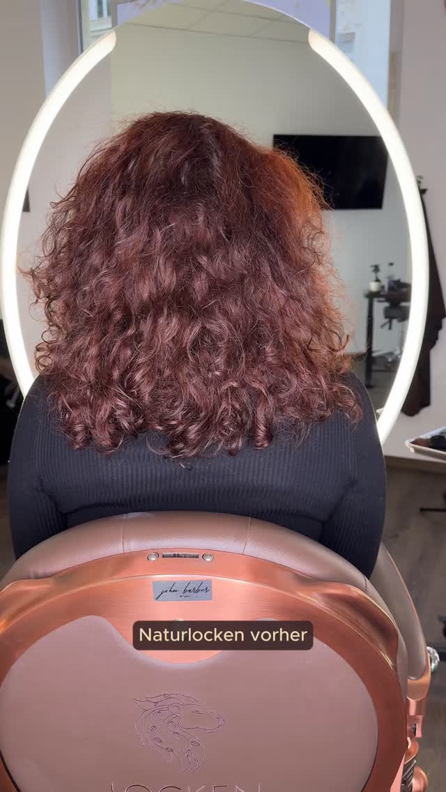 Willst du auch solche traumhaften Naturlocken? 😍
Dann komm in unseren Natursalon! 🫶🏻😊
Wir haben uns auf naturbelassene Locken und sanfte Wellen spezialisiert – und arbeiten ausschließlich mit rein natürlichen Produkten.
Bei uns erfährst du, wie du deine Haarstruktur optimal zur Geltung bringen kannst – und gleichzeitig deine Haare gesund und gepflegt bleiben.
Schau gleich auf lockenelite.at vorbei und frage für deinen ersten Termin bei uns an. 🤗
#lockenspezialist #lockenfriseur #naturfriseur #wien #locken #curlyhair #cut #lockenelite