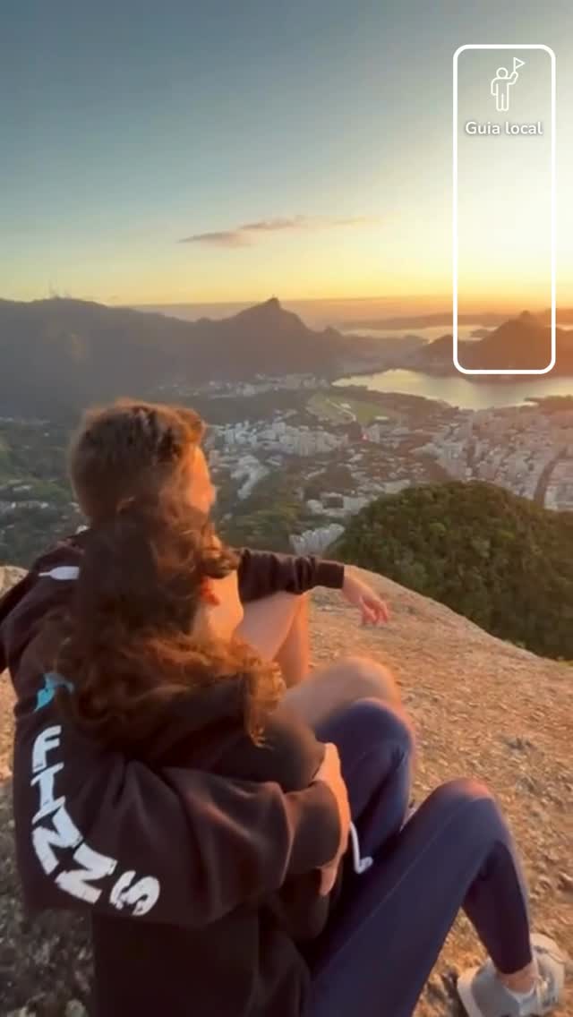 Tem momentos que não cabem em foto.
O nascer do sol no Morro Dois Irmãos é um deles.
A experiência começa ainda de madrugada, quando a cidade dorme e a trilha segue em silêncio pela mata do Vidigal. A cada passo, o som urbano fica para trás e a natureza assume o comando. Subimos com calma, no ritmo do grupo, sempre acompanhados por guia credenciado da Rodrigo Índio Tours.
No topo, a recompensa.
Um dos visuais mais impressionantes do Rio de Janeiro, vivido de forma segura, consciente e respeitosa.
Mais do que uma trilha, é um ritual de presença. Um convite para respirar fundo, desacelerar e começar o dia do jeito certo.
Como é a experiência
Encontro ainda de madrugada no Vidigal
Trilha em grupo reduzido, com condução profissional
Subida em ritmo confortável, com paradas estratégicas
Tempo no topo para contemplação, fotos e conexão
Retorno com a cidade já acordando
Informações gerais
Duração total aproximada: 4 a 5 horas
Nível: moderado
Indicado para quem busca natureza, vistas incríveis e uma experiência autêntica no Rio
Não é necessário experiência prévia em trilha, apenas boa disposição
Se você quer viver o Rio além do óbvio, esse é o caminho.
Viva o amanhecer. Viva o Dois Irmãos.
Com a Rodrigo Índio Tours.
#riodejaneiro #morrodoisirmaos #trilhas #verao #rj