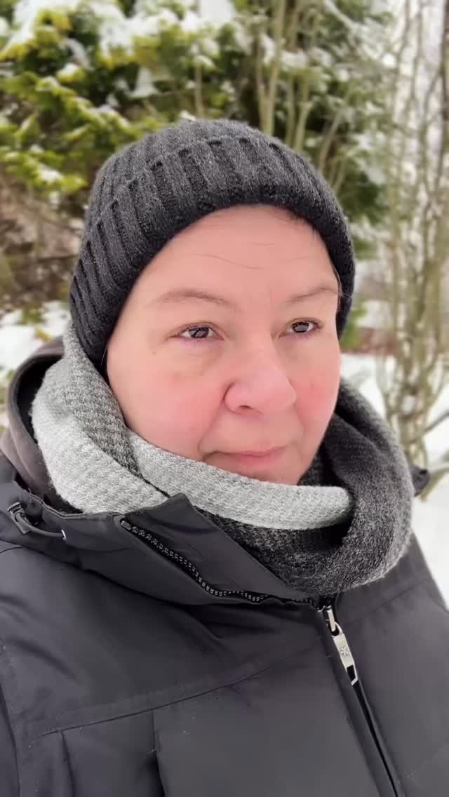 Det här är kärnan i mänsklig existens.
Livet rör sig ofta bortom orsak och verkan, bortom det som vårt intellekt kan greppa. Logik ger struktur, men känslan ger vägledning. När vi tystnar inåt och lyssnar, får vi kontakt med en djupare sanning som inte alltid kan uttryckas med ord eller rationella resonemang.
Att känna är inte att förneka förnuft. Det är dock att tillåta hela vår varelse att delta i verkligheten, även när den verkar kaotisk. I dessa stunder växer intuition, självkännedom och motståndskraft.
Det är som om livet vill att vi inte bara förstår, utan att vi lever och upplever med våra hjärtan som kompass, inte bara sinnet.
Förstår du?💚