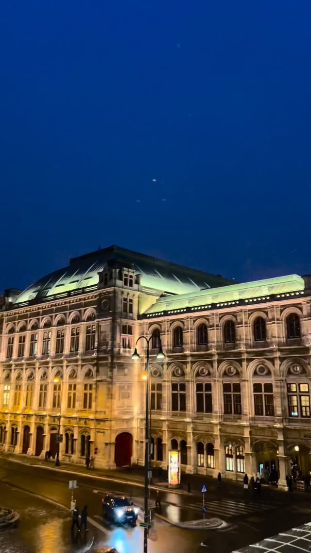 FR/ ENG Avant que la magie des fêtes ne s’efface ✨, retour sur notre semaine de Nouvel An à Vienne.
J’a-d-o-r-e cette ville que j’ai redécouverte avec des yeux neufs. Musées à volonté (Albertina & Sécession au top de ma liste), Mozart en last minute dans une salle à l’acoustique parfaite, visite guidée de l’Opéra, patinage sous grand soleil (et quelques chutes 😅), ateliers du musée des enfants ++ (à réserver à l’avance) , les cafés, les sacher torte…
Promesse faite : on reviendra en été, à vélo 🚲
Vienne = city trip ultra recommandé!
ENG > Before the holiday magic goes away ✨, a little throwback to our New Year’s week in Vienna.
I a-d-o-r-e this city, which I rediscovered with fresh winter eyes. So many museums ( loved Albertina & Secession above all), a last-minute Mozart concert in a perfectly acoustic small venue 🎶, a fascinating guided tour of the Opera House, ice skating in the sunshine (with a few falls 😅), and amazing kids’ museum workshops ++ (best to book in advance).
Promise made: we’ll be back in summer, with our bikes 🚲. Vienna = highly recommended city trip ✨#citytrips #vienna #klimt #mozart #albertina