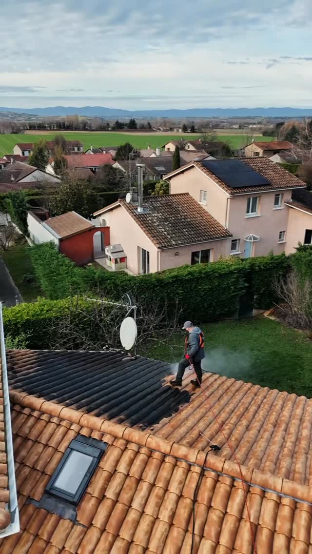 Un toit propre, c’est la base d’une maison saine.
À Chaponnay, les équipes de Up'House sont intervenues pour un nettoyage complet de toiture.
🎥 Dans cette vidéo, on vous montre le travail en conditions réelles :
✔️ Nettoyage en profondeur
✔️ Respect des matériaux
✔️ Résultat visible immédiatement
💡 Pourquoi nettoyer sa toiture ?
• Préserver sa durée de vie
• Éviter les infiltrations
• Redonner de la valeur à son habitation
📍 Chantier réalisé à Chaponnay
🔜 À suivre très bientôt :
➡️ le traitement hydrofuge, l’étape clé pour protéger durablement la maison.
#UpHouse #NettoyageToiture #RénovationMaison #EntretienHabitat #Chaponnay #AvantAprès #Maison #Toiture #ArtisanLocal #SavoirFaire