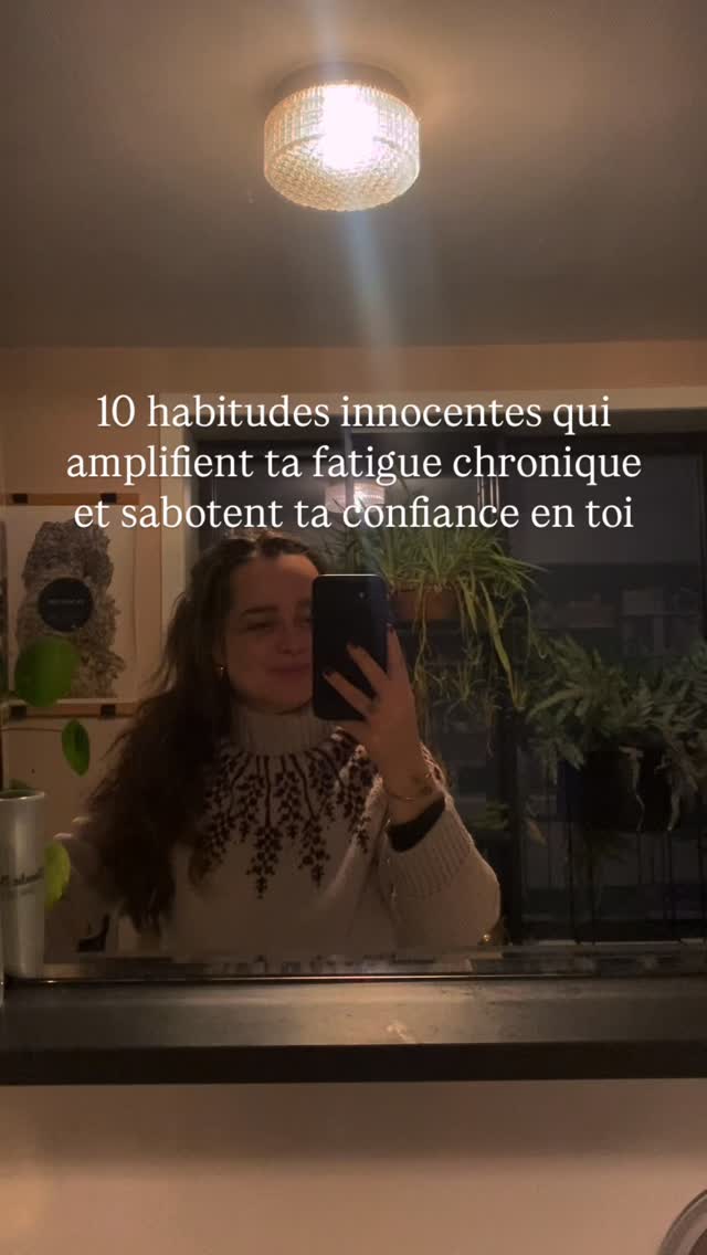 1. Te forcer à fonctionner tous les jours au même rythme
👉 Tu ignores les variations d’énergie en fonction de ton cycle. Résultat : tu exiges de toi une performance constante … sauf qu’on est cycliques 🫶
2. Minimiser ta fatigue sous prétexte que tout le monde est fatigué
👉Normaliser l’épuisement t’empêche de traiter un vrai signal d’alarme hormonal (thyroïde, cortisol, carences…).
3.Boire du café pour compenser au lieu de te régénérer
👉Utiliser la caféine comme « source d’énergie » maintient des pics de cortisol et épuisent tes surrénales qui aggravent la fatigue chronique.
4.Manger “équilibré” mais insuffisant pour tes besoins hormonaux
👉 Je le vois tous les jours ! Trop peu de calories, de protéines ou de bons gras épuisée ton organisme.
5. Sauter le petit-déjeuner alors que ton corps est déjà en train de tirer sur la corde
👉 ça dérègle encore plus la glycémie et les hormones du stress.
6. Faire du sport intensif quand ton corps réclame du soutien, pas de la performance
👉Le HIIT ou le cardio excessif peuvent épuiser tes réserves au lieu de te redonner de l’énergie.
7. Te coucher avec un système nerveux en état d’alerte
👉Aller au lit épuisée, mais avec un système nerveux suractivé et un petit vélo dans la tête t’empêche de t’endormir et empêche un sommeil réparateur.
8. Vivre en « apnée émotionnelle »
👉Ta boule de feu émotionnelle doit circuler !! “tenir bon” sans les extérioriser maintient ton état de fatigue.
9. Penser que tes symptômes sont uniquement psychologiques
👉Se dire n’est uniquement dans ta tête retarde la prise en charge réelle des causes physiologiques de ta fatigue.
10. Attendre que ton corps aille vraiment mal pour enfin l’écouter
👉 La fatigue chronique est souvent le dernier stade avant le burn-out 🫶.
Si tu n’as pas envie de “tenir bon” toute ta vie 👇👇
Et tu rêves de vivre tes journées avec une belle énergie , te sentir alignée, confiante et soutenue par ton corps.
👉 écris “BILAN” et je t’envoie un questionnaire pour faire le point ✨