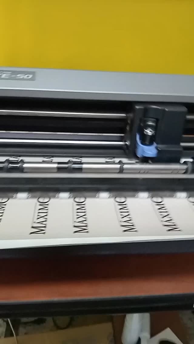 Stikers para marcación de regalos o útiles escolares . Tu diseña, nosotros lo hacemos real