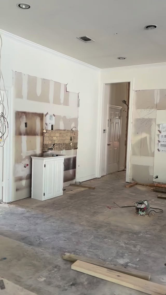 Gorgeous walnut kitchen cabinets paired with matching vanity.🥥🤎
-
-
-
#zapatacustomcabinets #customcabinetry #Mansfield #homeimprovement #walnutkitchen