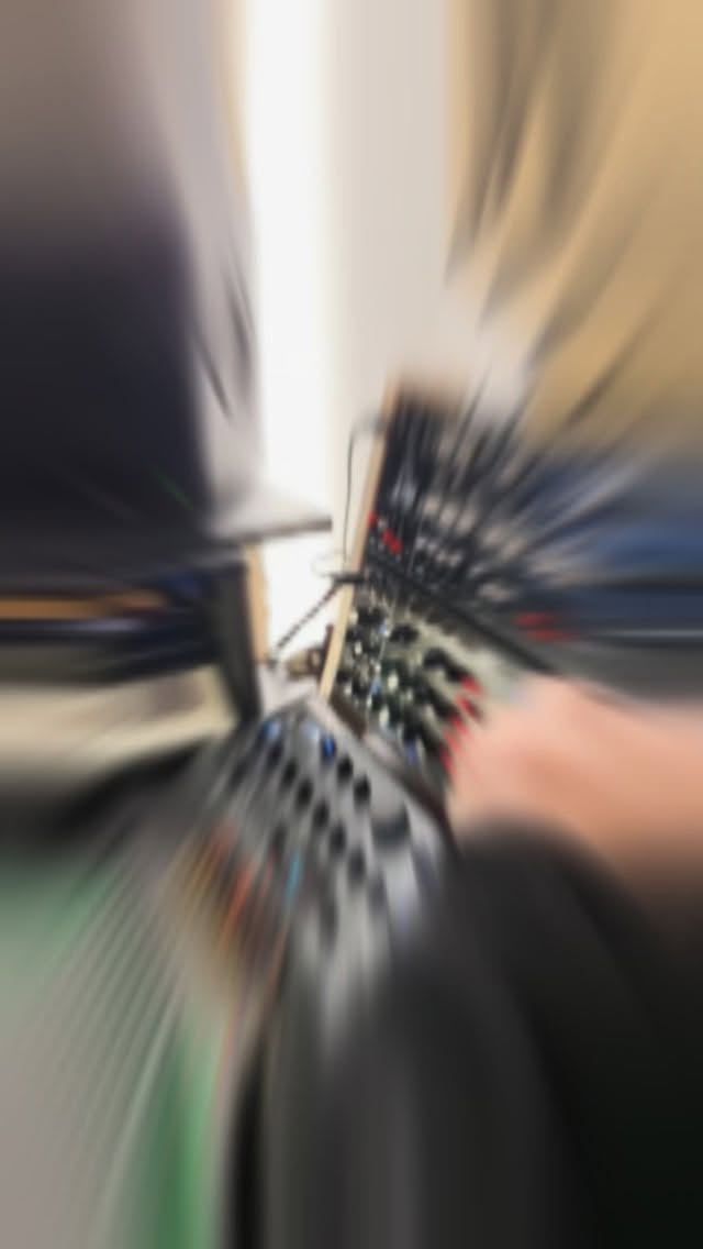 Aprender a componer no es solo técnica.
Es entender el flujo entre intención, frecuencia y estructura.
En Sahasrara aprendes a crear música electrónica desde cero,
con acompañamiento real, visión artística y método claro.
Si sientes que tu música quiere ir más profundo,
este es el siguiente paso.
Accede a nuestras formaciones y mentorías.
Plazas limitadas.
Produce desde el alma.