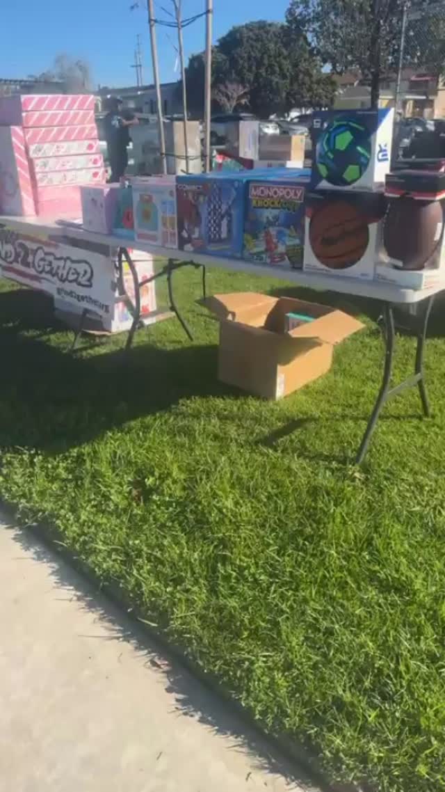 We had an amazing time at our toy giveaway for infants and toddlers this past Saturday, the 10th, celebrating the Three Kings. Thanks to everyone who participated and made it happen. All the toys were snapped up in just an hour, and we couldn’t be happier.