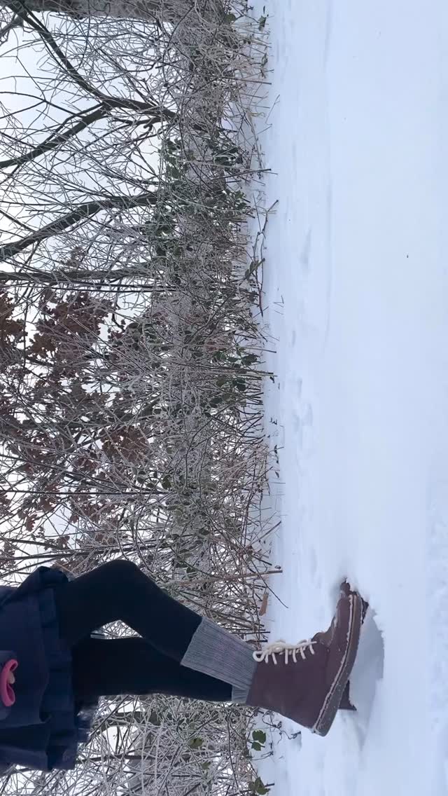 ❄️ Winterzeit ist Abenteuerzeit ❄️
Toben im Schnee, Lachen, rote Wangen –
und dabei warme Füße von Anfang bis Ende.
Hochwertige handgestrickte Socken für Kinder.
• natürlich warm
• atmungsaktiv
• langlebig
• mit viel Liebe handgefertigt
Perfekt für Schneespaziergänge, Schulwege im Winter oder lange Nachmittage draußen.
•Qualität statt Massenware
•Handarbeit, die man spürt
•Ideal für aktive Kinder
Jetzt entdecken & den Winter unbeschwert genießen. Link in Bio oder per DM.
#kindersocken #kidsfashion #meramanufaktur #slowfashion #nachhaltig