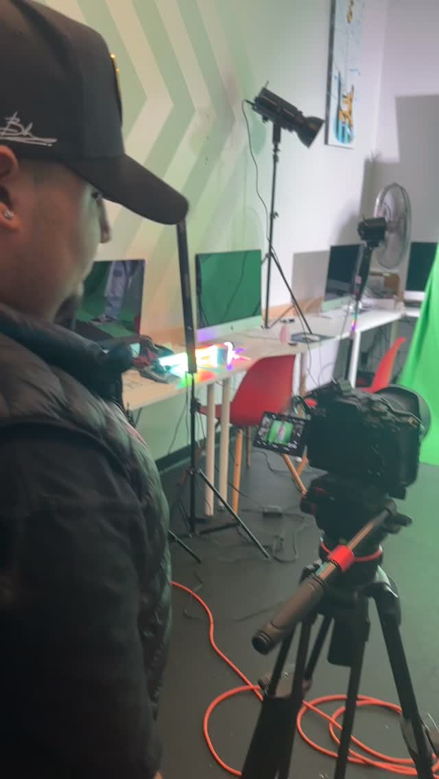 Green screen day in film class! Shoutout to Lead Apprentice, @productionsbyjj for bringing his best superhero. 🦸🏻♂️
Stay tuned for the final edit. 🎬
.
.
#filmclass #filmmakers #apprenticeship #editing #filmedit