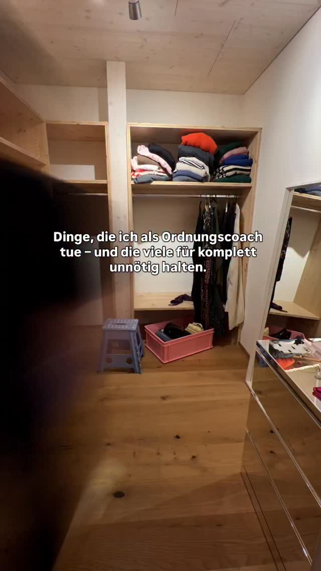 hier lesen ⤵️
1. Produkte mit dem Label nach vorne in ein Regal stellen
→ Vorteil: Ich sehe direkt, was ich habe, muss nicht suchen und es entsteht visuelle Ruhe – wie im Supermarkt.
2. Schnürsenkel in die Schuhe legen, bevor ich sie zurück ins Möbel stelle
→ Vorteil: Werden nicht dreckig, da sie nicht unter die Sohle rutschen.
3. Handtücher immer mit der schönen Kante nach vorne einsortieren
→ Ja, ich möchte das Hotelfeeling – und der Wäscheschrank wirkt viel aufgeräumter und ruhiger.
4. Jedes Mal, wenn ich heimkomme, werden meine Jackentaschen und meine Handtasche entleert bzw. gecheckt
(Abfall rausnehmen, Taschentücher auffüllen, Kaugummis checken etc.)
→ Es gehen viel weniger Dinge vergessen und ich muss weniger suchen, weil alles einen festen Platz in meinem Zuhause hat.
5. Flächen, Regalfächer und Schubladen nicht zu 100 % füllen
→ Oft werde ich gefragt: „Aber so ist der Platz ja nicht komplett ausgenutzt.“ Eben doch!
Wenn ein Fach oder eine Schublade bis oben und bis an den Rand mit Gegenständen gefüllt ist, können andere Dinge nicht mehr gut herausgenommen werden.
Die neue Ordnung soll funktionieren. Stopfen ist nicht die Lösung.
6. Alle meine Sachen mitnehmen, wenn ich einen Ort in meinem Zuhause verlasse.
Ich habe mein Gehirn so lange trainiert, dass mir immer direkt auffällt, wenn meine Dinge rumliegen und nicht an ihren festen Plätzen liegen – auch dank meines Ordnungssystems. Daher wird immer gleich etwas mitgenommen wenn ich einen Platz verlasse.
Hast du auch ähnliche Punkte, die du immer tust oder erachtest du das alles als unnötig? Für mich sind das alles Dinge, die ich schon so lange so mache und daher bereits normal für mich sind.
.
.
.
.
.
.
home organizing | decluttering | familienalltag | ordnungssysteme | ordnung schaffen | schweiz | aufräumhilfe | bern | organisieren | kleiderschrank | aufräumen | thehomeedit
#thun #loslassen #minimalismus #mariekondo #ordnungstipps