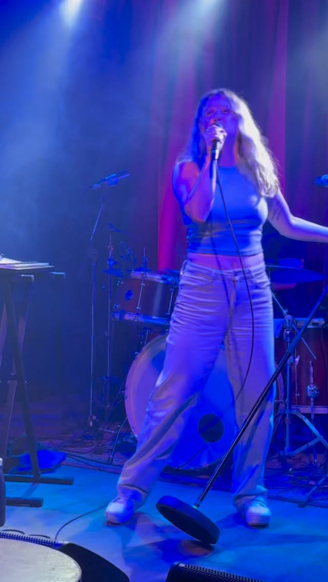 ❤️🔥Je serre les dents.
Une de mes chansons pref à faire en spectacle. Ça parle de se choisir, quand une relation toxique envahit le corps, la tête, le cœur. Une reprise de pouvoir. ✨
#borduasmusique #showlive #pop #chanson #indiepop