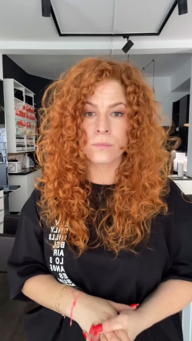 Meine Lockenroutine ✨
——
Ich halte meine Lockenroutine relativ simpel - i‘m lazy 🤝🏼
Alle Schritte bis zum Föhnen erledige ich immer kopfüber, denn so bekomme ich den natürlichsten Fall meiner Locken & das Volumen hin.
• Haarwäsche: Shampoo auf die Kopfhaut abgestimmt, Conditioner speziell für Locken (viel Feuchtigkeit und ein saurer PH-Wert für die Lockenbündelung)
• Lockencremes IMMER ins nasse Haar!! Ggfs nochmal kämmen: das letzte Mal!
• mit einem Handtuch scrunche ich dann meine Haare: restliches Wasser aufsaugen und die Locke in Form bringen.
• Diffusor auf den Föhn und trocknen
• wenn die Haare komplett trocken sind, lockere ich mit Haaröl einzelne Strähnen -> Natürlichkeit
= schön definierte Naturlocken 💁🏼♀️
WICHTIG: Locken werden NUR im nassen Zustand gekämmt; NIEMALS im Trockenen!
Das bricht die einzelne Bündelung auf und man sieht wie ein geplatztes Sofakissen aus 🫠
Thx for watching <3 Lass mich gerne wissen, ob es dir geholfen hat.
——
#curlyhairstyle #curlyhairroutine #beckerbeauty #friseurdüsseldorf