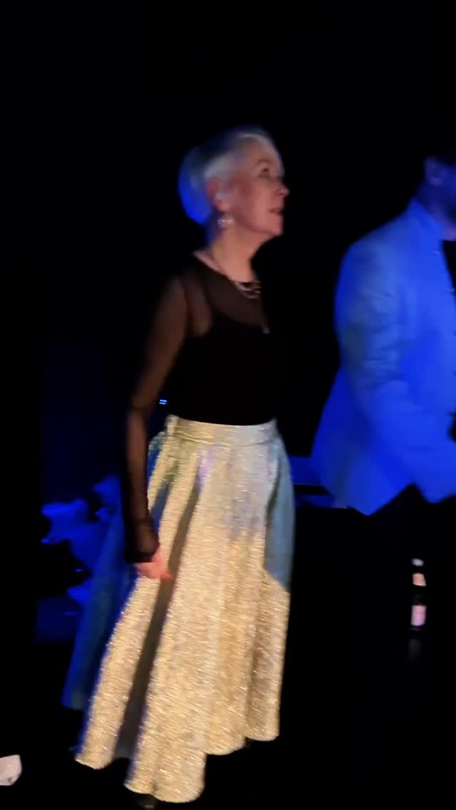 Auf der Bühne seht ihr uns. Das Konzert. 🎶
Aber was davor passiert, seht ihr (eigentlich) nie. Die letzten 5min vor jedem Auftritt sind besonders. Aufregung, gegenseitiges witzeln, Adrenalin, Team-Building, alles dabei, jeder flippt auf seine Art irgendwie nochmal aus 😜. Jedes Mal anders und doch immer ähnlich.
Dat is de Moment vör de Musik.
#fun #lastminutes #godewind #plattdeutsch #konzert