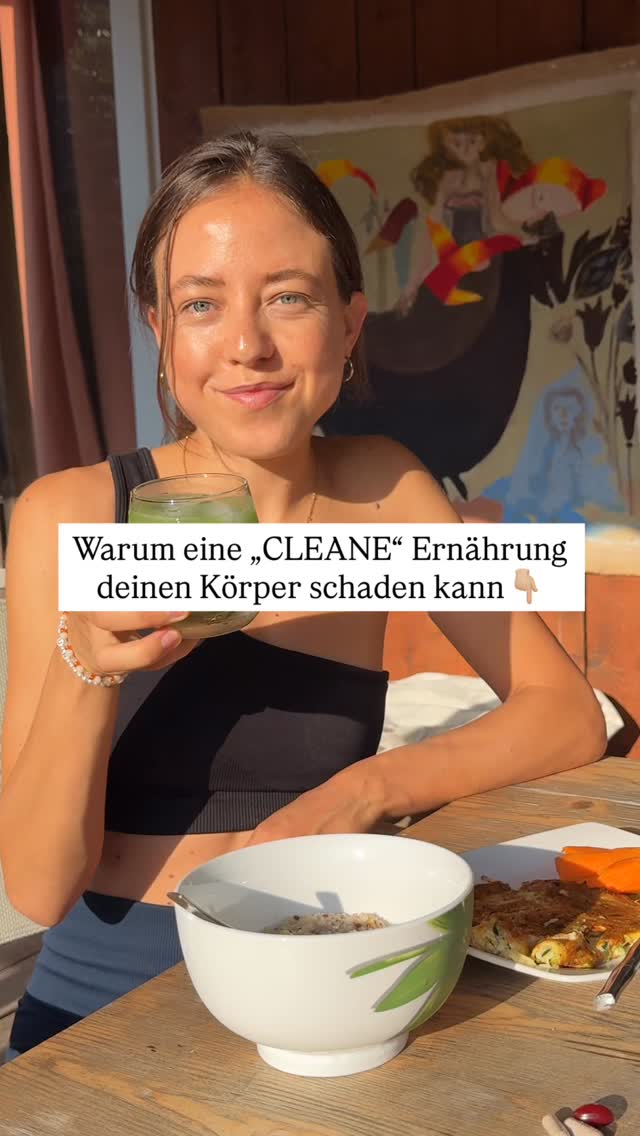 Viele Frauen glauben, dass „clean essen“ automatisch gesund ist.
Keine verarbeiteten Lebensmittel, kein Zucker, kein Gluten und und und.
Das Problem: Clean bedeutet für viele nicht Balance -
sondern Verzicht und Kontrolle.
Und genau das spürt dein Körper.
Wenn Essen ständig bewertet wird („darf ich“, „ist das erlaubt“, „war das jetzt zu viel?“), entsteht Stress, selbst bei den gesündesten Lebensmitteln.
Oft ist cleane Ernährung verbunden mit:
* strengen Regeln
* dem Gefühl, immer diszipliniert sein zu müssen
* Angst, etwas „Falsches“ zu essen
* zu wenig Kalorien oder Kohlenhydraten
Für deinen Körper ist das kein Zeichen von Gesundheit, sondern von Mangel und Unsicherheit.
Gesund heißt nicht perfekt. Gesund heißt, dass dein Körper
genug bekommt und sich sicher fühlt.
Und genau deshalb kann eine sehr cleane Ernährung deinem Zyklus im Weg stehen und dafür verantwortlich sein, dass deine Periode ausbleibt. 😟
