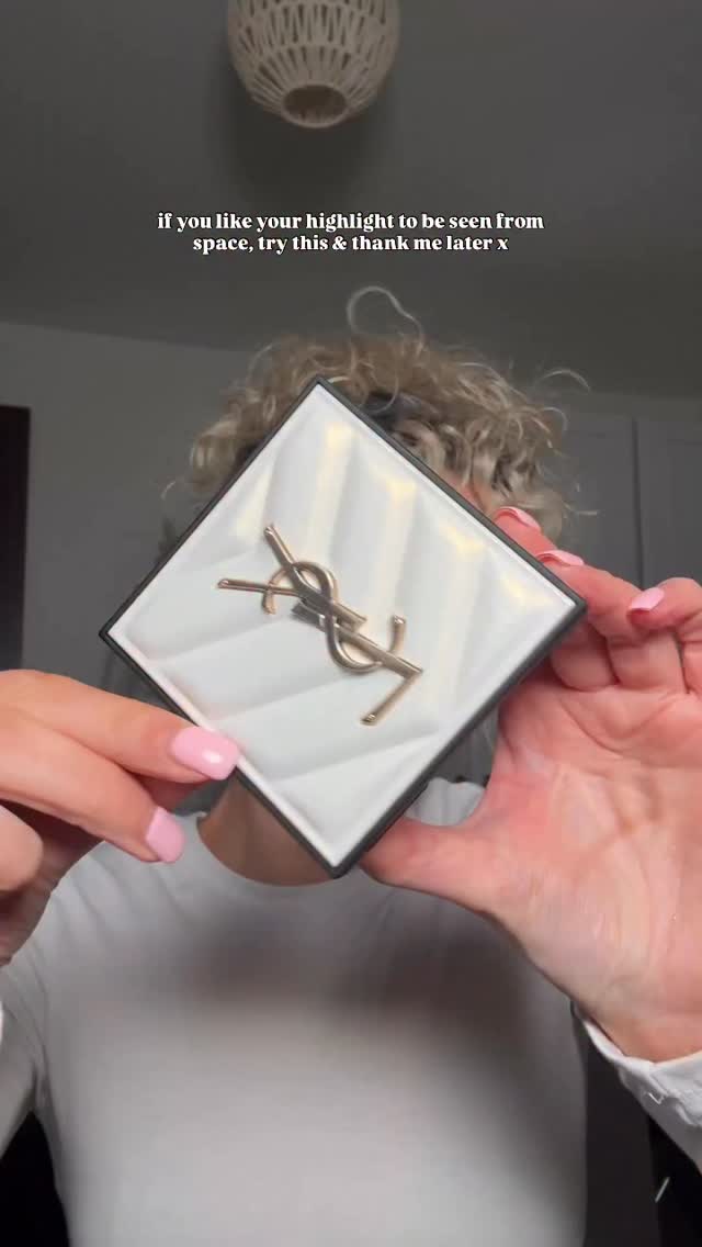 Now THIS is a highlighter - I rarely go for highlighters in a powder form as they can look too much, sometimes just like a streak on top of the makeup but this blends into my base seamlessly. Probably because it’s infused with hyaluronic acid & niacinamide to smooth & soften the skin underneath. They also say it has “light-reflecting micro pearls” which give that perfect luminous finish.
I’m using shade 3, such a pretty pink, just the right amount of glow, a beautiful pearlescent finish without looking too much or ‘powdery’ I’m in love 🤩🩷
Kindly gifted @yslbeauty @communityxseen
#yslbeauty #communityxseen #ysl #ugccreator ugcbeauty
Beauty ugc
Ysl all hours hyper luminize shade 3
Glowy makeup
Trending makeup
Glass skin makeup