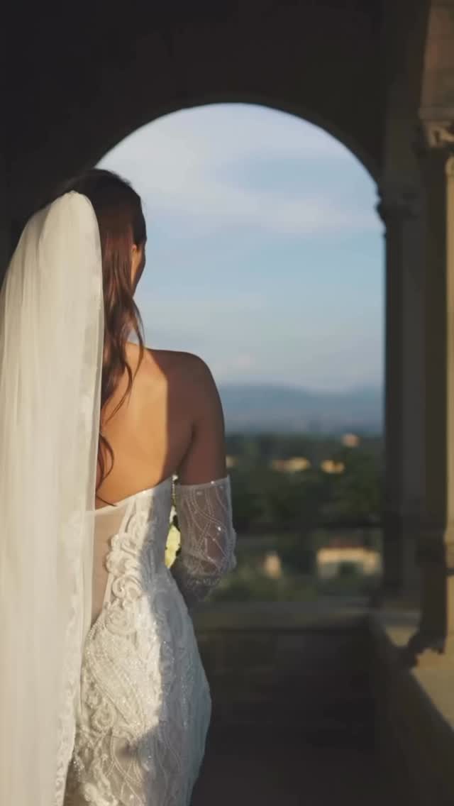 Timeless bridal makeup & hair in Tuscany 🤍
Soft glow, elegant waves and a bridal look created to shine in natural light.
This is how a destination wedding in Tuscany should feel — effortless, refined, unforgettable.
From bridal trial to wedding day, our team takes care of every detail.
Swipe, save & imagine yourself here ✨
🎥 @gaetanodauriastudio
📍 @villalefontanelle
💐 @marcello_polinesi_girafiore
🤍 Dress by @vanilastudiodubai
#bridalmakeupandhairtuscany #tuscanyweddingmakeup
#destinationweddingitaly #makeupartistitaly #tuscanymakeupartist