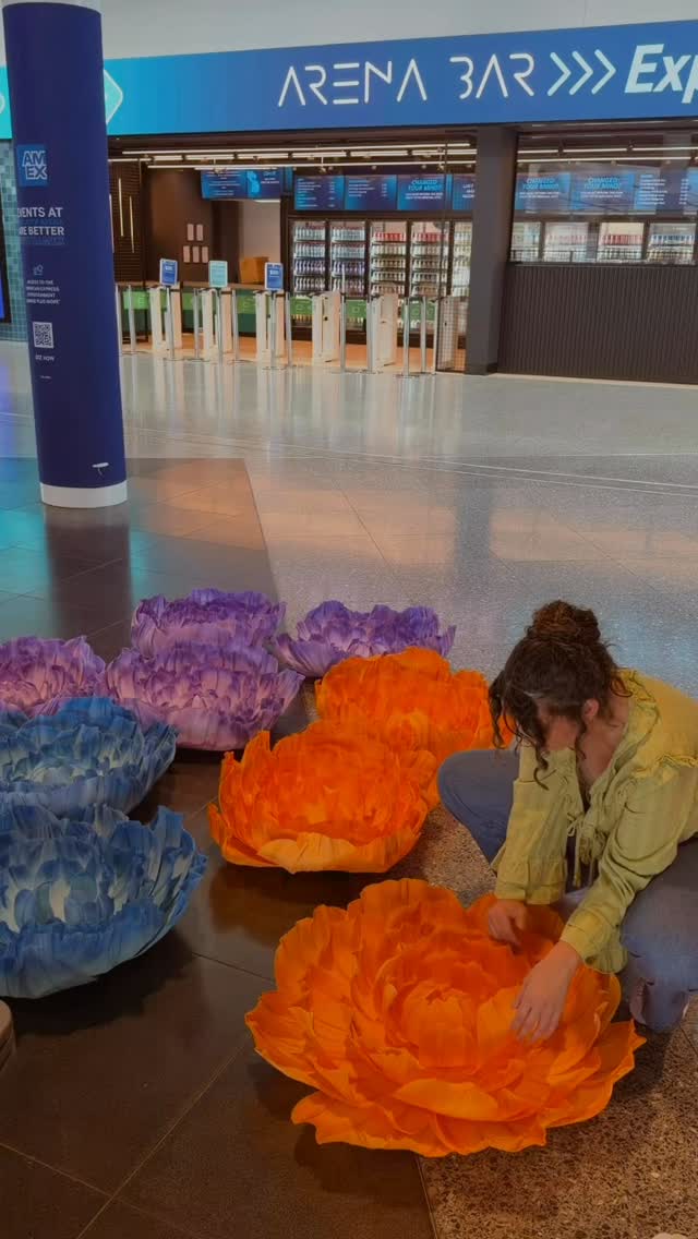 First time making hanging giant flowers 🌸✨First time seeing them at a @lewiscapaldi concert
Still not over how magical this install turned out.
#paperflowers #giantpaperflowers #hanginggiantflowers #crepepaperflower #lewiscapalditour