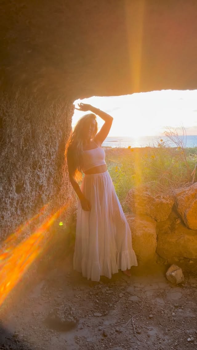 תתחברי לאלה שאת 🧝🏼♀️
לאישה אוהבת הטבע שאת 🌿
את לא צריכה לוותר עליה
שאת מתחתנת
להיפך את צריכה לעוף 🐦🔥
על עצמך
וללבוש בגדים שהם את
מה שאת אוהבת
הערכים שאת מאמינה בהם
גם בחתונה שלך
ללבוש בגדים נוחים
שמלת כלה חלומית✨
מבדים טבעיים 🍃
נושמים
נעימים
מלטפים
שיעטפו אותך
במהלך החתונה שלך
ויעשו לך הכי נעים
שתרגישי הכי בטוב
ביום שלך
#שמלתכלה #כלה #חתונהבטבע #מעצבתשמלותכלה #חתונהאורבנית