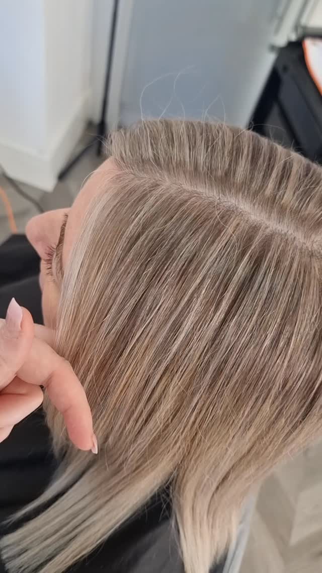 Soft full head of highlights that grows out sooo nice😍 you could easily get 3-4 months before needing a refresh ♡♡
.
.
📍@the.secret.salon.manchester
.
.
#manchestersalon #eccleshairstylist #fullheadhighlights #softhighlights #softgrowout