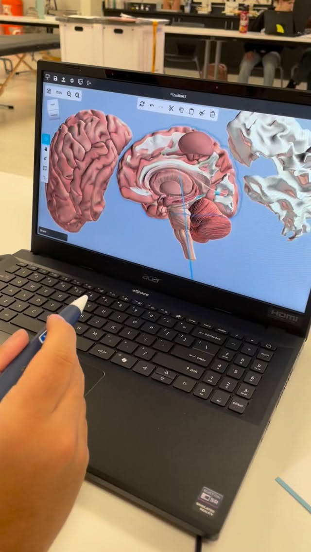 🤓📝Ha sido un desafío y, al mismo tiempo, una experiencia profundamente gratificante enseñar en preparatoria. En este contexto, contar con recursos marca una diferencia real: potencia el aprendizaje, abre posibilidades y permite que las ideas no se queden solo en la teoría.
Aun así, trabajar con jóvenes implica enfrentar realidades complejas, preguntas difíciles y una etapa de la vida marcada por la búsqueda de identidad. Los retos de la enseñanza son parte de un crecimiento que no es sencillo, pero que deja algo atrás. Tal vez no siempre se vea de inmediato, pero cada esfuerzo siembra criterio, curiosidad y camino.
🤓📝It has been a challenge and, at the same time, a deeply rewarding experience to teach in high school. In this context, having access to resources makes a real difference: it enhances learning, opens possibilities, and allows ideas to move beyond theory.
Even so, working with young people means facing complex realities, difficult questions, and a stage of life defined by the search for identity. The challenges of teaching are part of a growth process that is not easy, but always leaves something behind. Even when the results are not immediately visible, every effort plants understanding, curiosity, and direction.
#sportsmedicine #cte #rioricohighschool #gohawks #virtuallearning