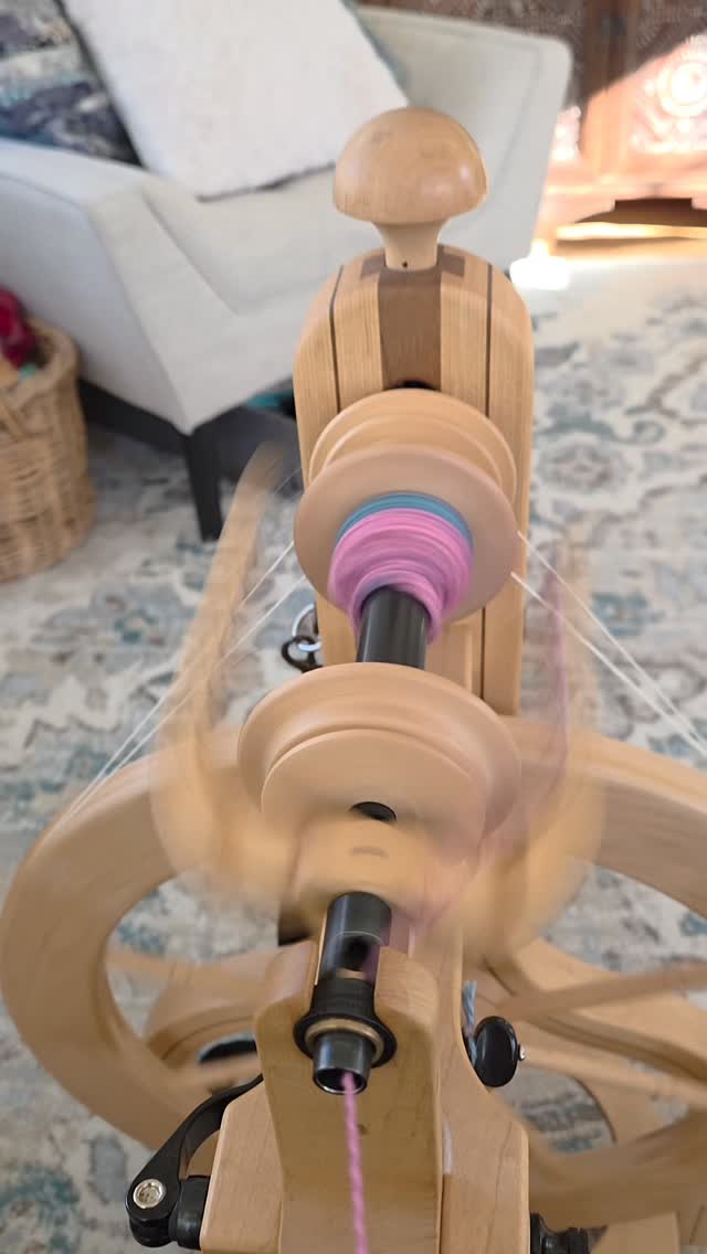 🤗
#sunriselodgefiberstudio #spinnersofinstagram #spinning #handmade #handspunyarn