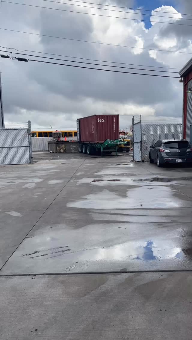 From container to showroom 🙌🏼🤩
Our slab gallery runs on hard work behind the scenes. While you might not see them on the floor, our warehouse crew is busy unloading fresh slab containers and keeping every tile order perfectly organized 😉