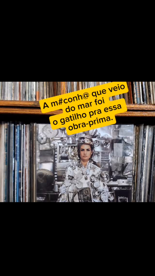 A capa é a prova do crime: 57 quilos de lixo. Sucata. Placa de carro.
Não é figurino, é o peso da cidade que ela vestiu para fazer essa discoteca. É a arte da rua transformada em luxo. Quem tem o vinil tem esse manifesto na mão .
Ouve só: 1995. Rio de Janeiro fervendo. Você acha que Fernanda Abreu estava preocupada em tocar na rádio? Não.
Ela fez o que ninguém teve coragem: pegou a batida crua da quebrada , o cheiro do asfalto e a gíria suja que a sociedade tentou abafar, e transformou NO SOM .
(A gíria? Veio do "Verão da Lata", quando um navio jogou maconha premium no mar em latas seladas. "Da Lata" virou sinônimo de qualidade e transgressão .)
Da Lata não é música Pop. É crônica , manifesto , é moderno e pista de dança ao mesmo tempo.
Quando ela canta "Veneno da Lata" e "Garota Sangue Bom" , ela está te dando o roteiro de uma cidade que é luxo e lixo, tudo misturado na mesma batida. O Rio de 1995 está aqui .
A Fernanda Abreu soube traduzir os anos 90 como ninguém. E sim, é um som atemporal que gera uma eletricidade quando a gente bota pra girar na vitrola.
#FernandaAbreu #DaLata #VinilRaro #MúsicaUrbana #AvozDoVinil