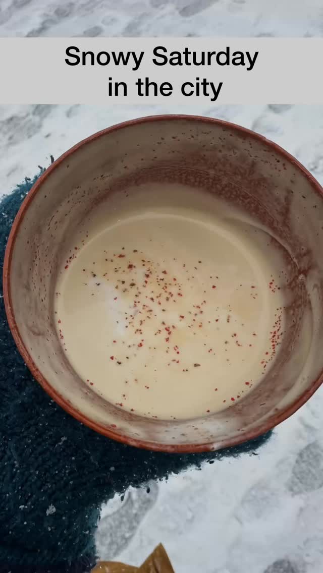 Every Saturday my daughter has a theatre class in Zürich and I try and keep those 2.5 hours as me-time! Yesterday was very snowy. The drive was stressful and the traffic was total chaos but I enjoyed my me time! Love @imviaduktzurich @markthalle.zuerich @stiftungstjakob @fraugeroldsgarten @vicafe.ch #walktosee #goodshipillo #goodshippicturebooks #urbansketch #zurich