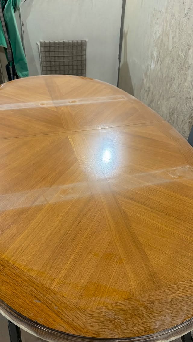 ✨ AVANT ➡️ APRÈS ✨
Cette table n’a pas été remplacée.
Elle a été respectée. ♻️
Ici, pas de produits chimiques, pas de décapant agressif, pas de poussière toxique.
👉 Aérogommage écologique à base de pierre naturelle concassée,
une granulométrie ultra-fine, aussi douce que de la farine.
Résultat :
🌿 le placage en chêne massif est préservé
🌿 le veinage renaît
🌿 le bois respire à nouveau
Chaque meuble a une histoire.
Mon travail, c’est de lui offrir une seconde vie, sans l’abîmer, sans polluer.
Si toi aussi tu crois :
✔️ qu’on peut rénover sans détruire
✔️ qu’un meuble ancien vaut mieux qu’un meuble jetable
✔️ que l’écologie passe aussi par l’artisanat
👉 abonne-toi et rejoins une communauté qui restaure plutôt que de remplacer.
Ici, on fait du beau, du durable et du vrai. 🤍
💬 Dis-moi en commentaire : tu aurais cru que c’était la même table ? #aerogommage #renovation #bois #fyp #bois