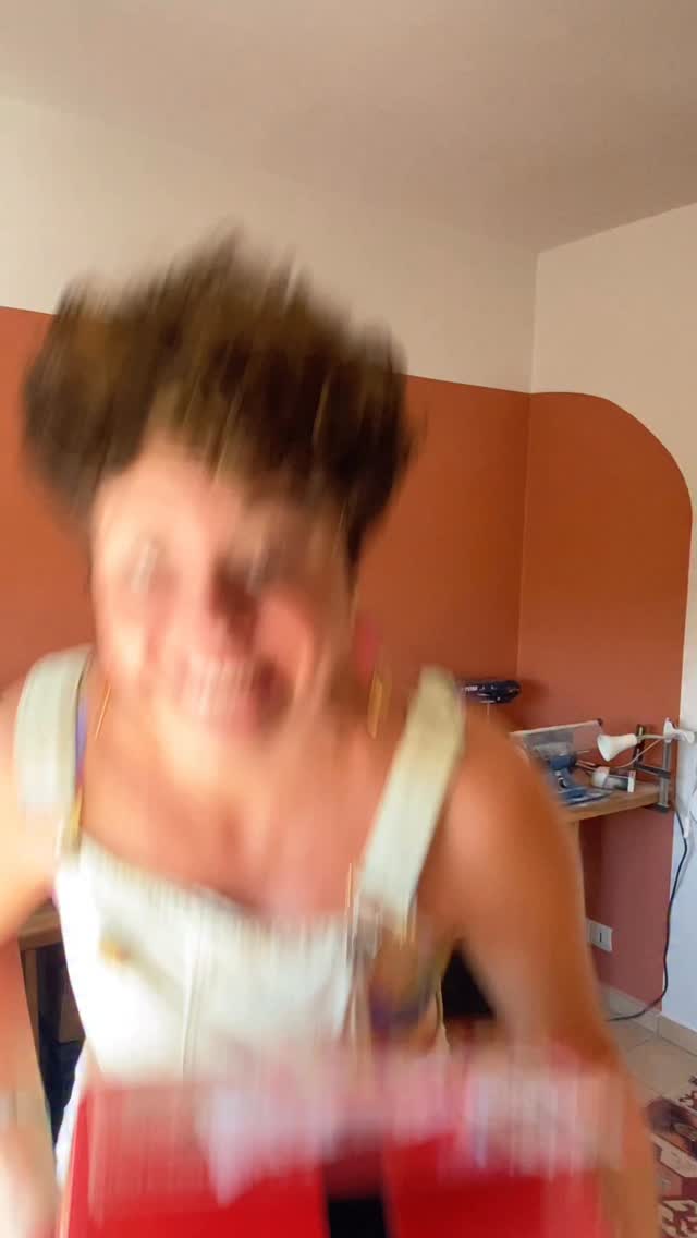 Qu’est ce que tu trouve le plus bizarre le chauffage de chantier, ou les chutes de lunettes ?
Hé oui et si tu demande ce que je vais faire de ces chutes de lunettes, vas faire un petit tour sur mon compte ! 😍
Merci @victoiredaqui pour ce merveilleux colis et ces chutes de lunettes à paillettes que j’ai déjà beaucoup recyclées ! Une seconde vie les attend dans mon atelier ! ❤️