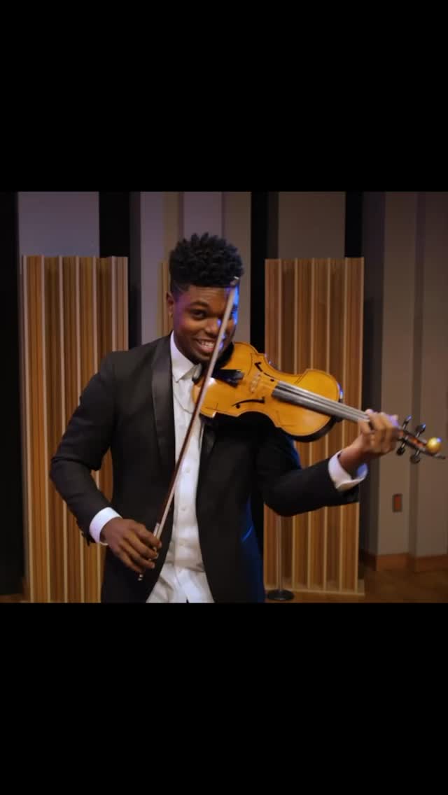 Improvise with me in D minor!✊🏾🇵🇷💃🏻🕺🏾
Grab your instrument—physical or external—and improvise in D minor, D harmonic minor, or just let your imagination take the lead! And if you haven’t practiced your scales today… NOW’S the time🤓😅
🎻 Segment from my masterclass “Classical to Pop Improvisation”
🎶 In honor of my idol, the great cellist-composer, David Gotay🎻
Tag me if you play along—or drop a 🎶 if you’re improvising!
#playalong #improvisation #violintechnique #latingroove #violinist