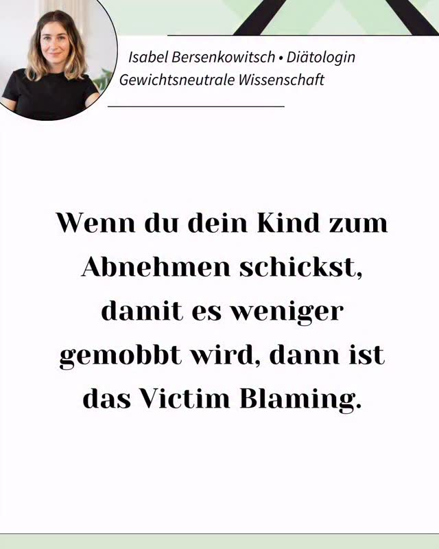 Ursache und Verantwortung sollten sauber getrennt werden.
Mobbing entsteht nicht, weil ein Kind dick ist, sondern weil andere mobben. Wer das Kind verändern will, statt das übergriffige Verhalten zu adressieren, verschiebt die Schuld vom Täter zum Opfer. Das ist die textbook-Definition von Victim Blaming.
Die Logik lautet: Wärst du anders, würde man dich nicht verletzen. Das ist kein Schutz, das ist Anpassungszwang. Prävention heißt, Gewalt zu stoppen – nicht Betroffene zu optimieren.
Und wenn es um die Gesundheit geht:
Dann fangt bitte nicht beim Gewicht an, sondern beim Verhalten. Kinder lernen früh, ob Essen Sicherheit oder Kontrolle bedeutet. Wird „Gesundheit“ an Abnehmen geknüpft, beginnt oft eine stille, oft lebenslange Spirale:
Selbstablehnung → Diäten → Scheitern → Schuld, Scham → Gewichtszunahme → noch mehr Kontrolle.
Nicht weil Kinder „schwach“ sind, sondern weil Restriktion Beziehung zerstört – zur Nahrung, zum eigenen Körper und zu dir als Elternteil.
Wenn du willst, dass dein Kind Vertrauen, Selbstregulation und Resilienz entwickelt, leb gesunde Routinen vor: regelmäßige Mahlzeiten, Self Care Nutrition, Genuss ohne Moral, Bewegung ohne Zwang.
Und wenn du merkst, dass deine eigene Essbeziehung im Weg steht: Das Food Freedom Programm startet am 15.01.26 – nur noch 2 Plätze frei.
Info&Anmeldung in Bio
Folg @ernaehrungsrevolution für mehr gewichtsneutrale Wissenschaft
#abnehmen2026 #kinder #mobbingprävention