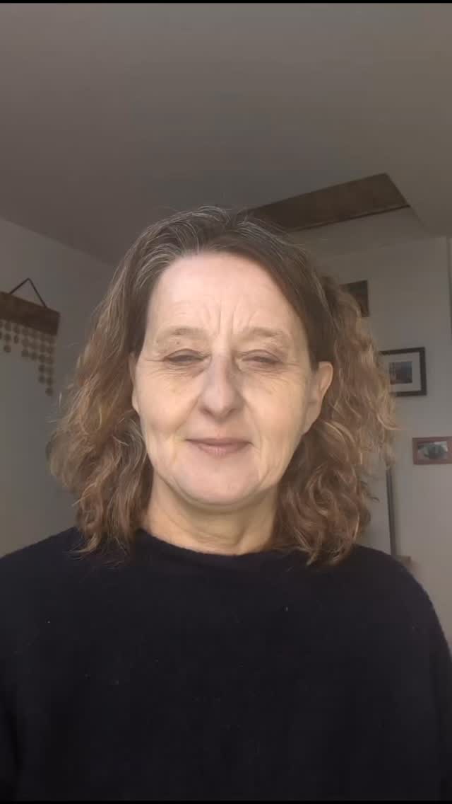 Voici le résumé d'une très belle séance d'hypnose faite aujourd'hui en présentiel. La femme qui est venue était tout a fait prête à faire cette séance, prête à explorer son passé pour comprendre tous ce qui lui arrive et qui lui ait arrivé dans sa vie. Son corps souffre : problème d'audition, lumbago, double hernie discale. En arrêt depuis novembre, elle en a marre, elle voudrait aller mieux. Suite a ce qu'on a découvert et qui est expliqué dans la vidéo, son inconscient a décidé de lancer le programme d'auto-guérison. J'ai hâte de voir ce qu'il va améliorer en premier🙄.
A votre avis, que va faire son inconscient ? Pardonner a l'humanité d'avoir fait la guerre, se pardonner de n'avoir pas sauver son fils dans cette ancienne vie?
Aller mieux pour rendre justice ?
Est ce que cette histoire résonne en vous?
#hose #HypnoseRégressive #Hypnose #inconscient #guerre