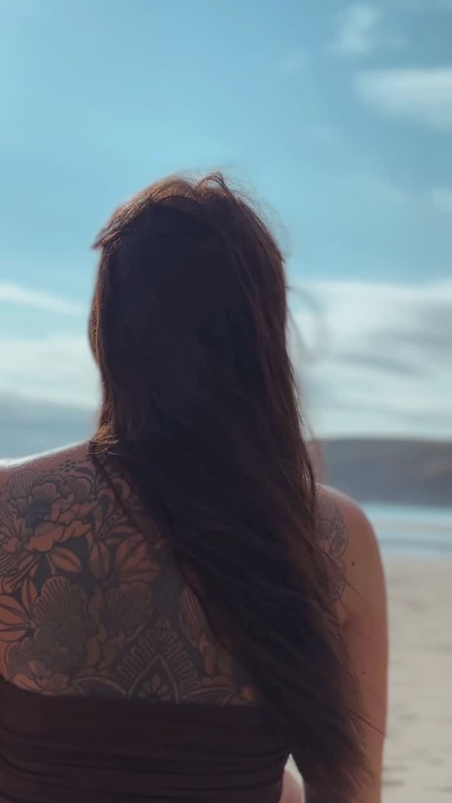 Sometimes the simplest of practices are the most profound. Learning to find the right timing, feeling into the movement, the leaning, the softening and allowing it to all be guided by the breath.
Eyes closed, move, breathe.
#wildloveyoga #yogaworcestershire #yogaforeveryone #mindfulness #yogapractice