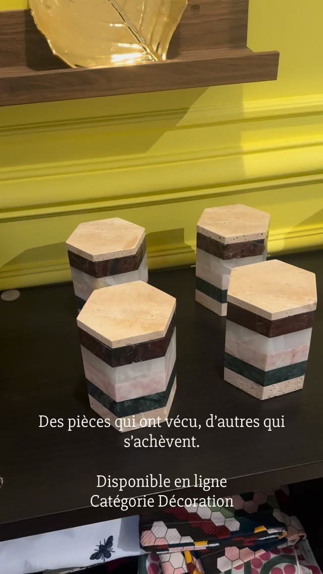 Nos imparfaits & fins de série.
Des pièces qui ont vécu, d’autres qui s’achèvent.
Marquées par le temps, les salons ou les prises de vue,
elles conservent la même exigence de matière et de fabrication.
Disponibles en ligne, section Décoration.
#artdevivre #decohome #interiordesign