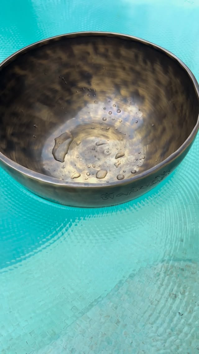 Floating, the body forgets effort.
Sound travels differently here, through water, through skin, through memory.
Tibetan bowls, gentle vibrations, and the subtle rhythm of your own breath are guiding the nervous system into rest.
For those feeling heavy, overstimulated or simply longing to be held without words.
Water sound meditation sessions are available by appointment.
Private | Dm for details
#watermeditation #watersoundbath #ubud #bali #watersoundhealing