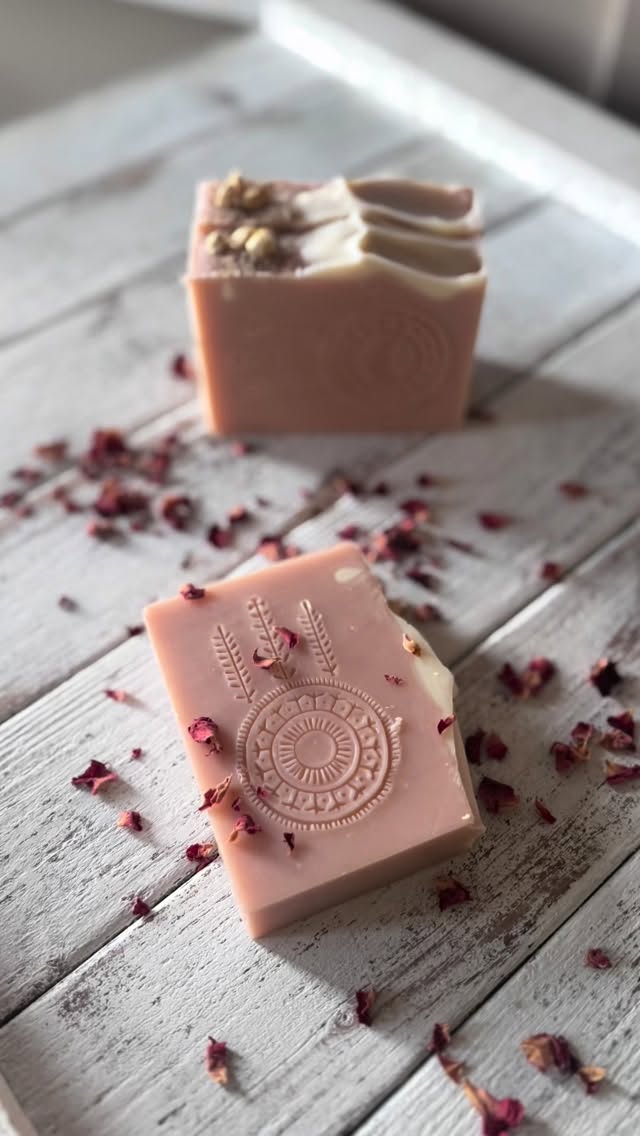 Forest Rose is made now or never 😁
Once beekeeping season starts, there’s no time to make soap.
It’s been a while that this soap is out of stock ☺️ apologies as I know there was some request for it. Available from 20th of February 😘
.
.
.
#irishsoapmaker #madebyhand #craftprocess #behindthecraft #slowcraft