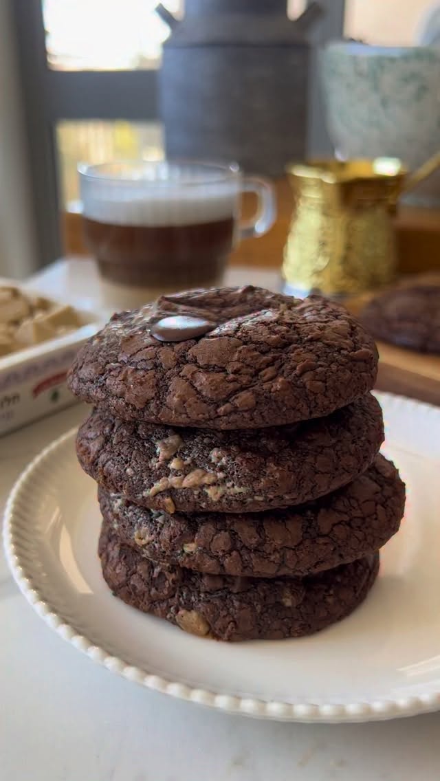 עוגיות בראוניז הפתעה
עוגיות מהסוג המפנק הפאדג׳י
עם חלבה וניל בפנים השילוב הזה חלומי…
200 גרם שוקולד מריר
60 גרם חמאה/שמן קוקוס
80 גרם סוכר לבן
60 גרם סוכר חום כהה
2 ביצים בגודל L בטמפרטורה חדר
140 גרם קמח לבן
2 כפות קקאו
חצי כפית אבקת אפייה
קורט מלח
50 גרם שוקולד קצוץ או צ׳יפס מריר או חלב (לא חובה)
קוביות חלבה וניל טחינת אל ארז
אופן ההכנה:
בקערה מניחים 2 סוגי סוכר וביצים ומלח ומקציפים 5 דקות במהירות גבוה לקבלת קצף בהיר יציב ומבריק.
במקביל ממיסים שוקולד וחמאה בפולסים קצרים במיקרוגל,מוסיפים לתערובת הביצים את השוקולד המומס.מוסיפים קמח אבקת אפיה וקקאו.
מאחדים את התערובת מוסיפים שוקולד קצוץ ופירורי חלבה.
מקררים חצי שעה במקרר.
עם כף גלידה קפיצית מכינים כדורי עוגיות ומכניסים פנימה קוביית חלבה וסוגרים לכדור שלם.
מניחים במרווחים על תבנית מרופדת העוגיות משטטחות בתנור.
בנתיים מחממים תנור ל170 מעלות
אופים 10-12 דקות
העוגיות נראות מעט לא אפויות במרכז הן מתייצבות בקירור והן נשארות פאדגיות במרכז.
אם אופים עוגיות קטנות יותר זמן האפיה קצר יותר.
תעשו ניסיון עם עוגיה אחת.
בשיתוף @alarz.tahini