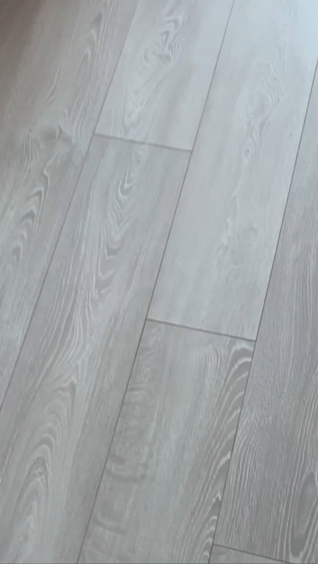 ❄️ Petivaatteet pakkaseen, oikeasti toimiva kikka?
- Kyllä! Pakkaspesu ei ole vain vanhan kansan höpötys. Tutkimusten mukaan −15…−20 °C lämpötila tappaa suuren osan pölypunkeista ja hidastaa bakteerien kasvua. Siksi petivaatteiden tuulettaminen pakkasessa on tehokas tapa raikastaa ne pesujen välissä.
HYÖDYT
▪️ Vähentää pölypunkkeja ja allergeeneja
▪️ Poistaa hajuja
▪️ Raikastaa tekstiilit ilman kemikaaleja
▪️ Pidentää petivaatteiden pesuväliä ja käyttöikää 🖤
OHJEET
🔹 Ravista petivaatteet ulkona
🔹 Levitä ne parvekkeelle tai pihalle ilmavasti
🔹 Anna olla vähintään 6–12 tuntia, mielellään yön yli
🔹 Ravista uudelleen ennen sisälle tuomista
HYVÄ TIETÄÄ
Pakkanen ei poista likaa tai tahroja, joten varsinainen pesu tarvitaan edelleen säännöllisesti. Välihuoltona pakkastuuletus on kuitenkin yksinkertainen, ekologinen ja toimiva ratkaisu.
🫡 Pieni vaiva, iso raikkausero.
#cleaningangelsfinland #siivousvinkki #petivaatteet #puhdaskoti #talvisiivoous