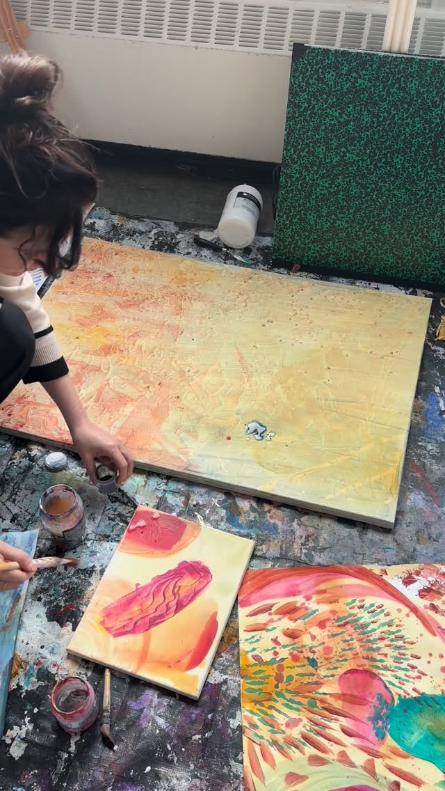 Rester figĂ© dans la rue parce que, soudainement, une musique sâĂ©chappe dâune fenĂȘtre. Ătre hypnotisĂ© par la poĂ©sie de cet instant. En avoir des frissons tant lâinstant est doux. Ressentir des flashs de couleur et dâĂ©motion, comme une envie de retranscription en couleur, en forme.
Nostalgie du prĂ©sent. Jâai appris rĂ©cemment que cette sensation avait un nom au Japon.
Câest le mono no aware : un instant suspendu oĂč la poĂ©sie prend le dessus. Une sensibilitĂ© Ă lâĂ©phĂ©mĂšre, une conscience de lâimpermanence, une douce tristesse passagĂšre liĂ©e Ă la disparition immĂ©diate des choses.
Cela implique de devoir ralentir, sâarrĂȘter un instant, accepter de ralentir pour permettre Ă cette Ă©motion dâemplir lâespace, et peut-ĂȘtre lui laisser lâopportunitĂ© dâĂȘtre transformĂ©e, transcrite.
Sur le papier, sur le tissu, ou lui laisser de la place intĂ©rieure pour ĂȘtre transformĂ©e plus tard, peut-ĂȘtre.
.#artprocess #slam #penséecréative